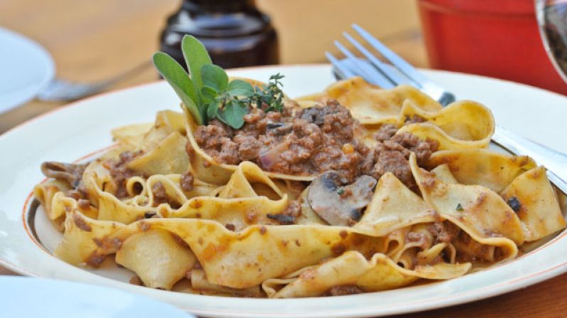 Receta: Pappardelle alla norcina rossa con funghi secchi e sentore di  tartufo - Fondo de Olla